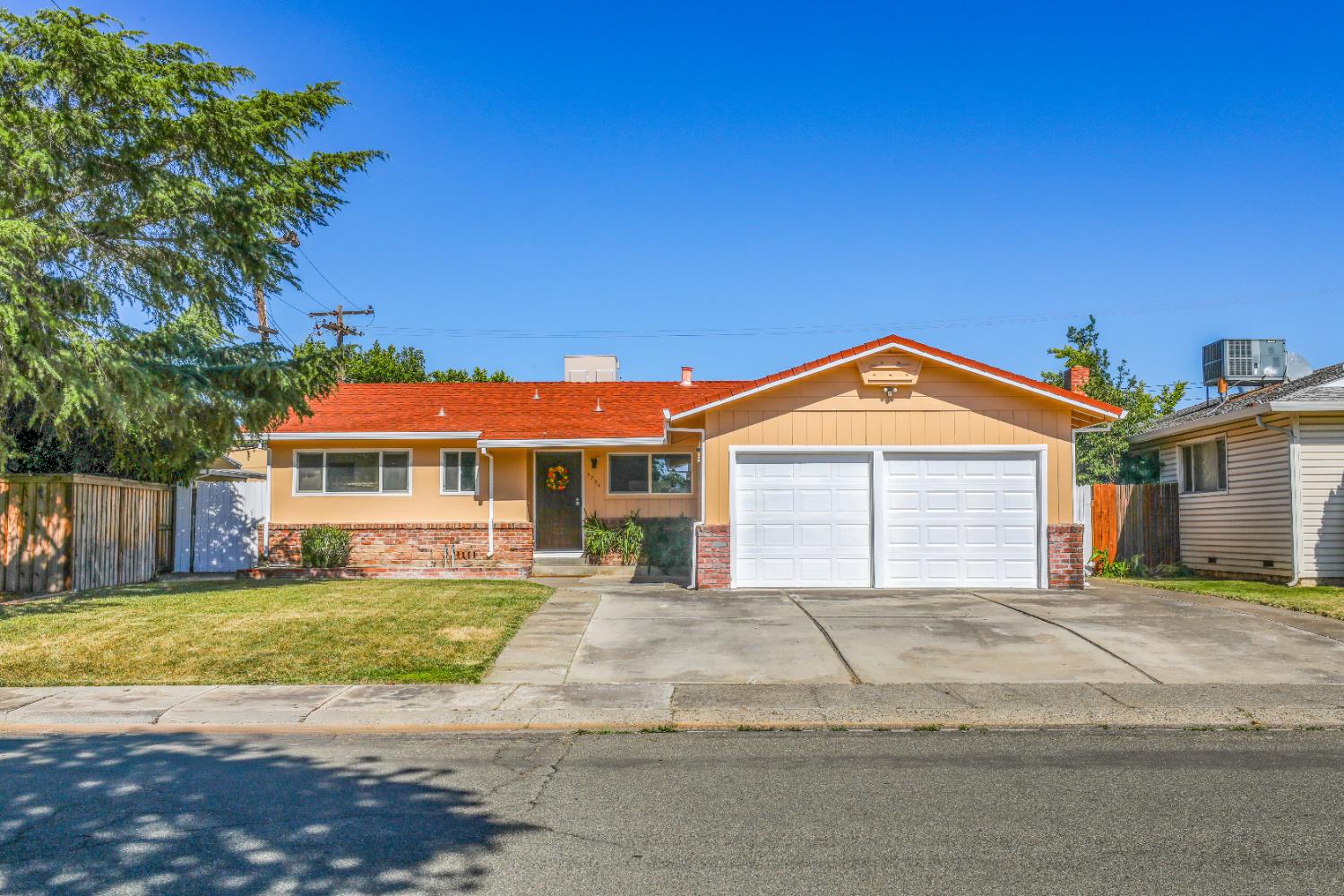 Detail Gallery Image 1 of 40 For 5705 Rickey Drive, Sacramento,  CA 95822 - 3 Beds | 2 Baths