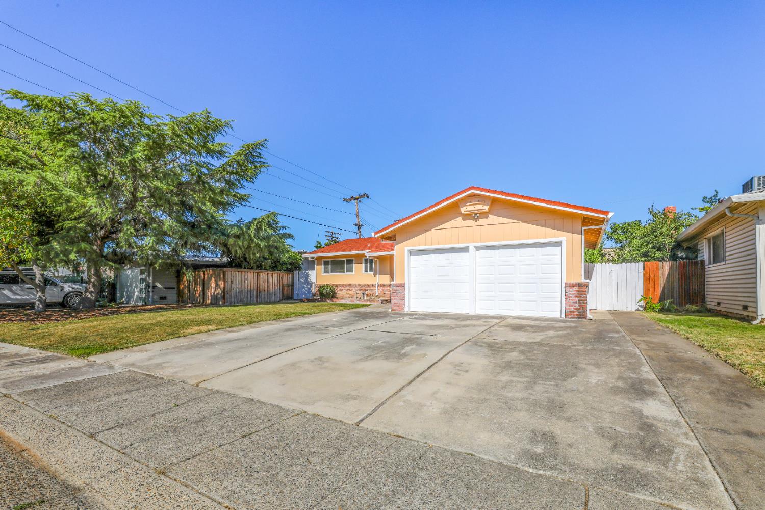 Detail Gallery Image 2 of 40 For 5705 Rickey Drive, Sacramento,  CA 95822 - 3 Beds | 2 Baths