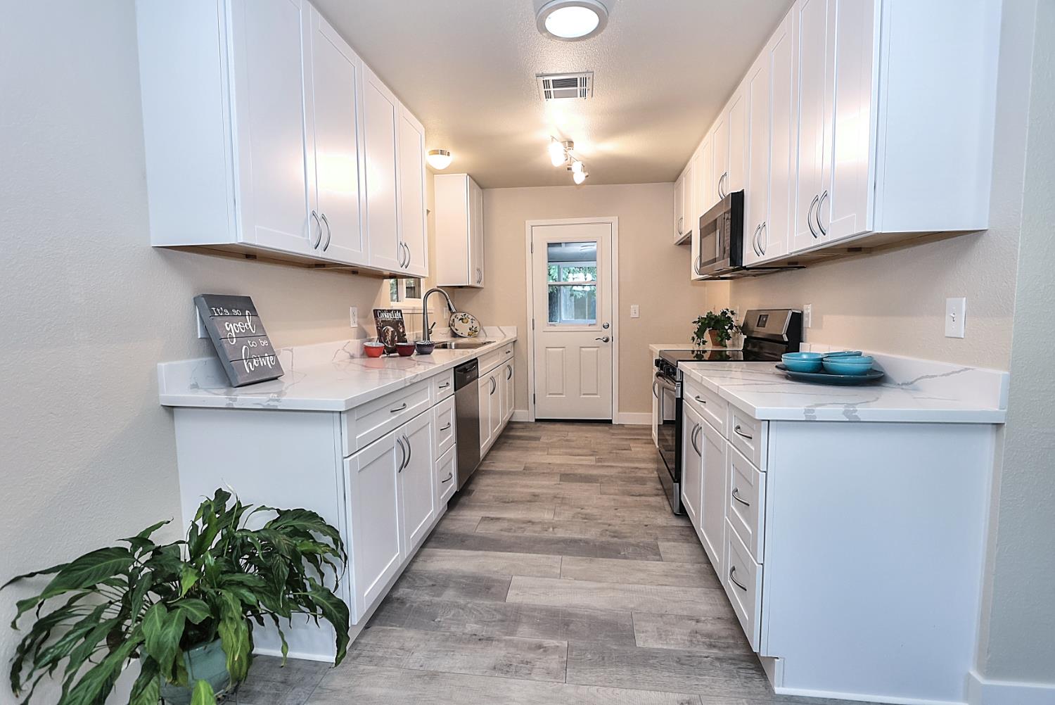 Detail Gallery Image 9 of 20 For 5615 Arlyn Way, Fair Oaks,  CA 95628 - 3 Beds | 1 Baths
