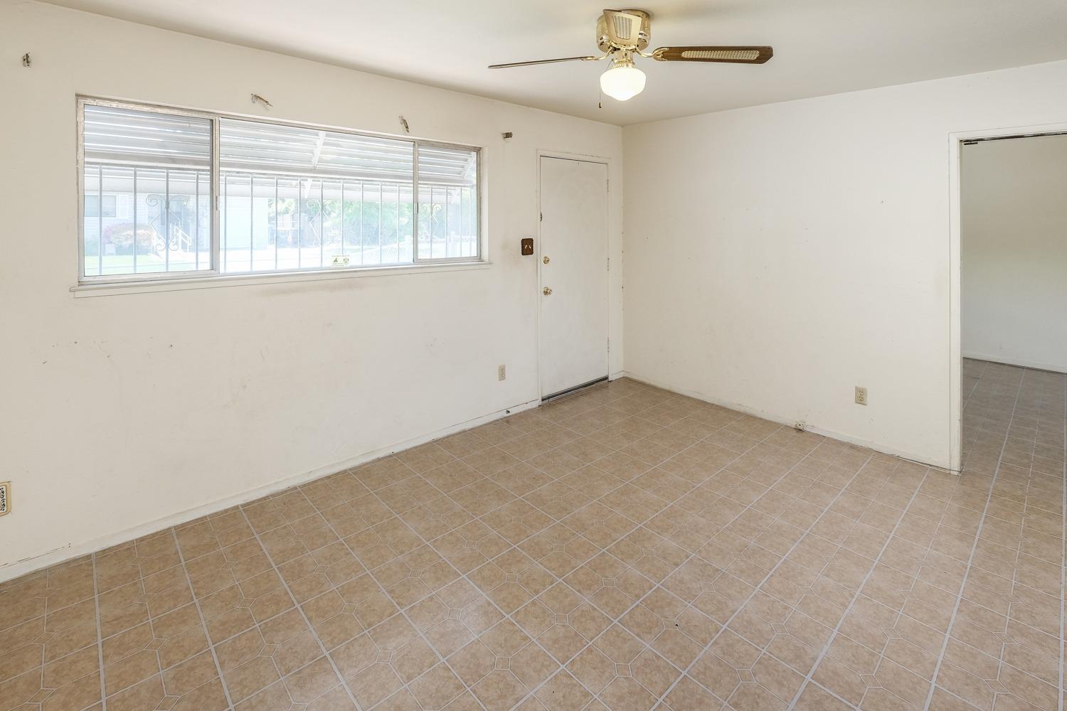Detail Gallery Image 12 of 17 For 6241 40th Ave, Sacramento,  CA 95824 - 4 Beds | 2 Baths