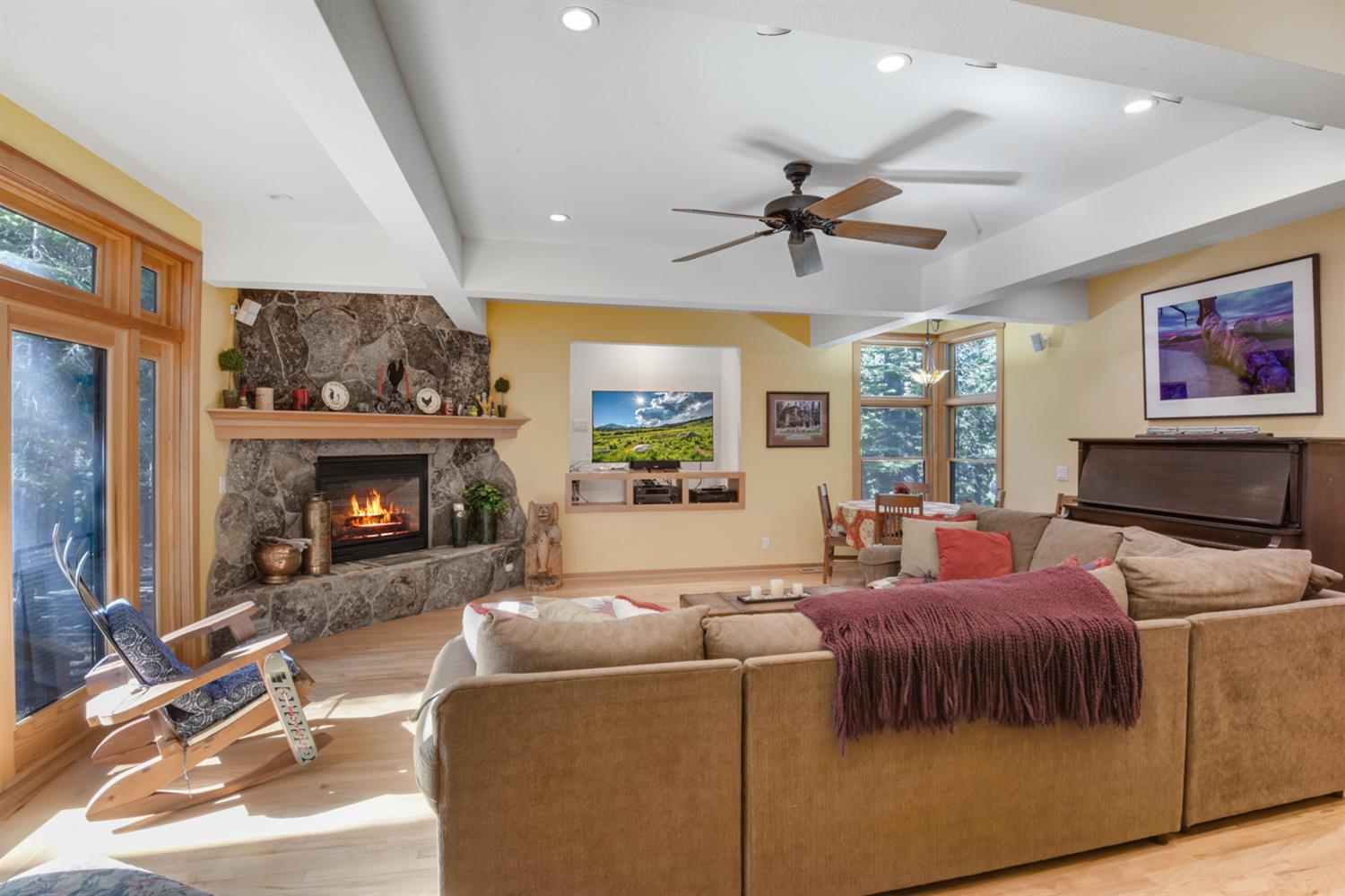Detail Gallery Image 13 of 42 For 1724 Mohican Dr, South Lake Tahoe,  CA 96150 - 3 Beds | 2/1 Baths