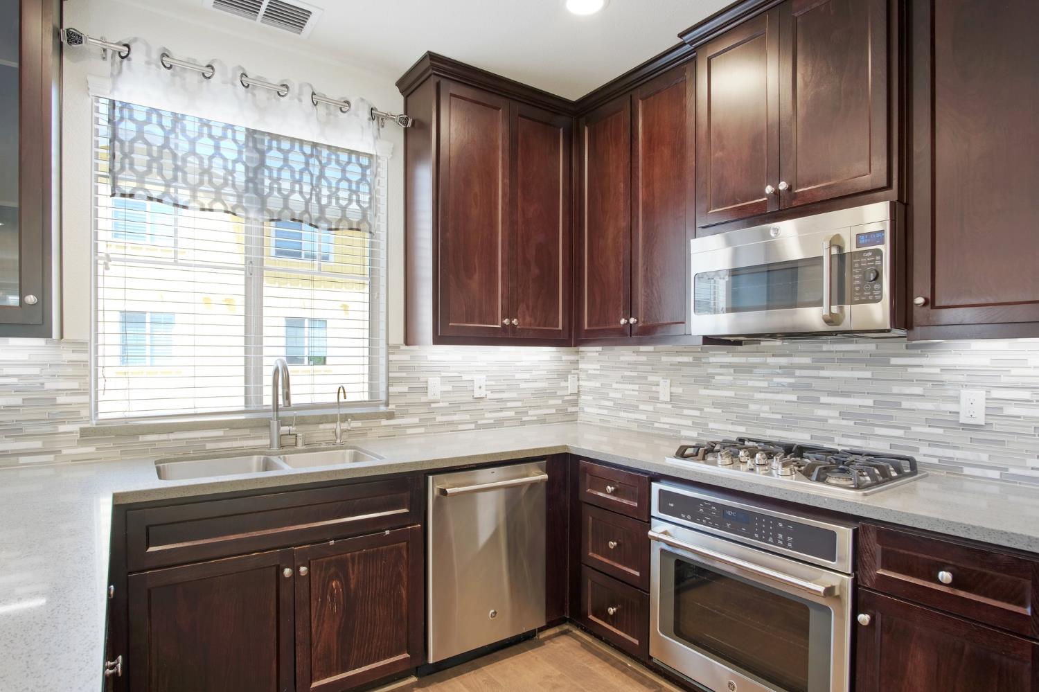 Detail Gallery Image 7 of 33 For 375 Basswood #3,  Livermore,  CA 94551 - 2 Beds | 2/1 Baths