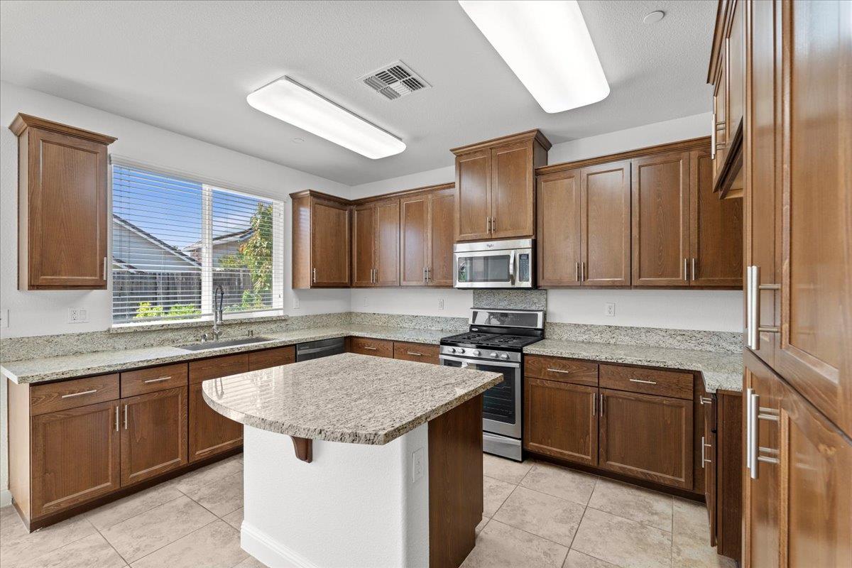 Detail Gallery Image 13 of 37 For 3129 Lennon Dr, Roseville,  CA 95661 - 5 Beds | 3 Baths