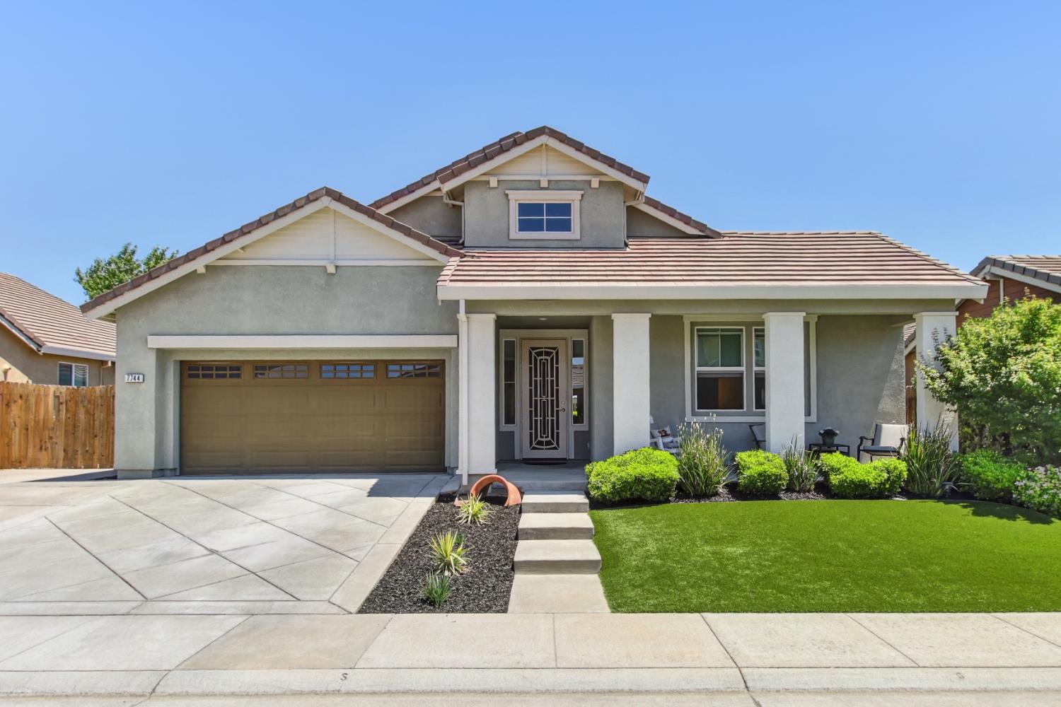 Detail Gallery Image 1 of 31 For 7744 Live Oak Way, Citrus Heights,  CA 95621 - 4 Beds | 3 Baths