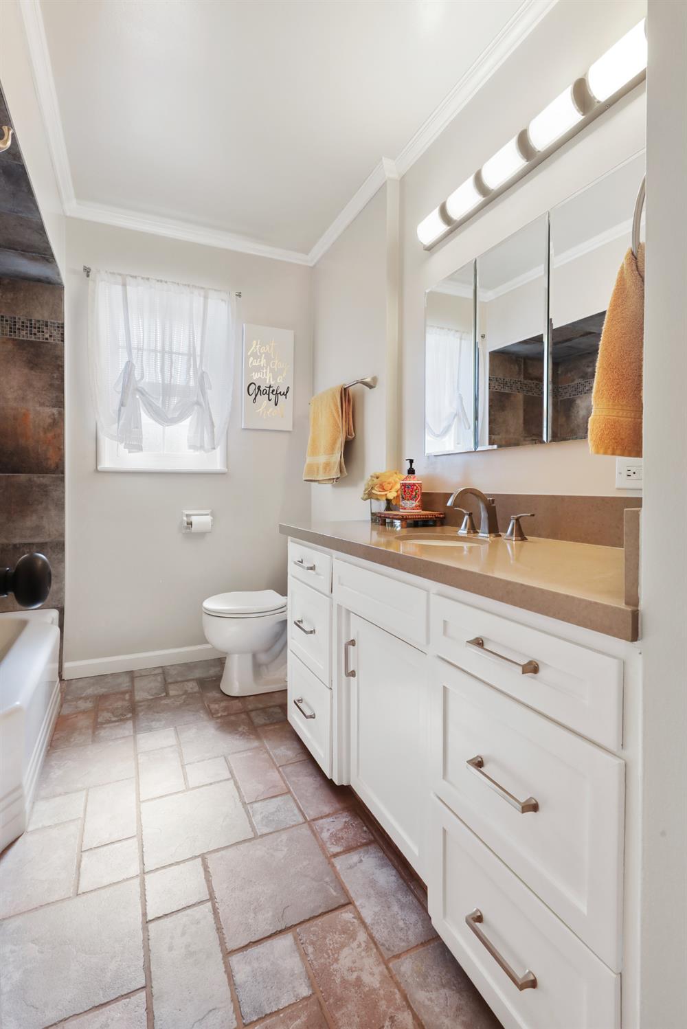 Detail Gallery Image 14 of 36 For 944 S Crescent Ave, Lodi,  CA 95240 - 3 Beds | 1/1 Baths