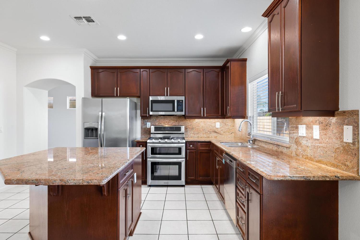 Detail Gallery Image 14 of 36 For 1615 Goldpoppy St, Manteca,  CA 95337 - 4 Beds | 3 Baths