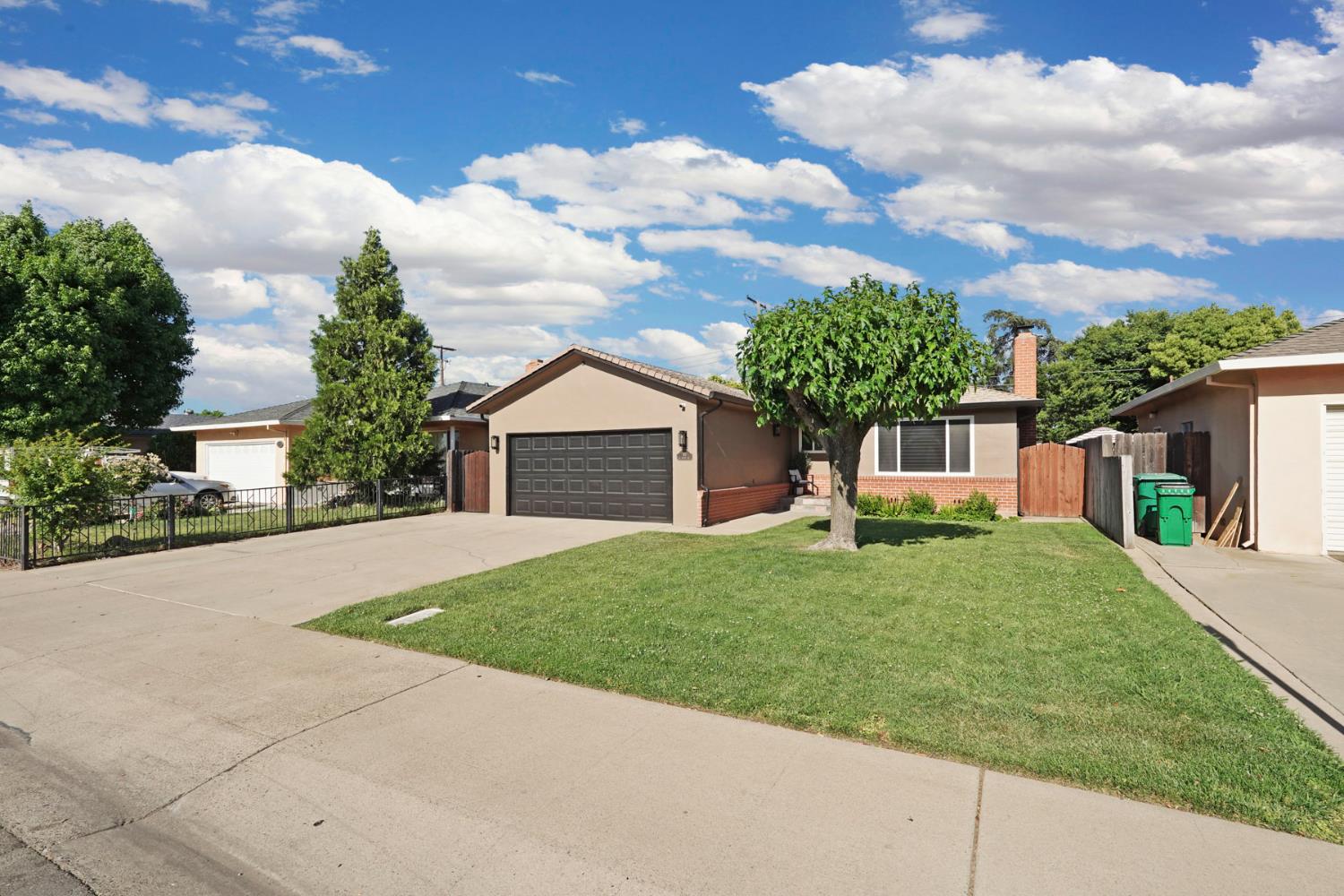 Detail Gallery Image 3 of 39 For 60 N Pacific Ave, Lodi,  CA 95242 - 3 Beds | 2 Baths
