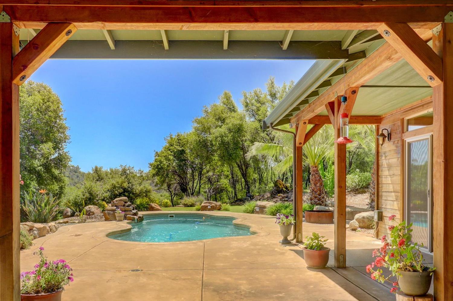 Detail Gallery Image 3 of 97 For 17620 Red Ball Cir, Grass Valley,  CA 95949 - 2 Beds | 2 Baths