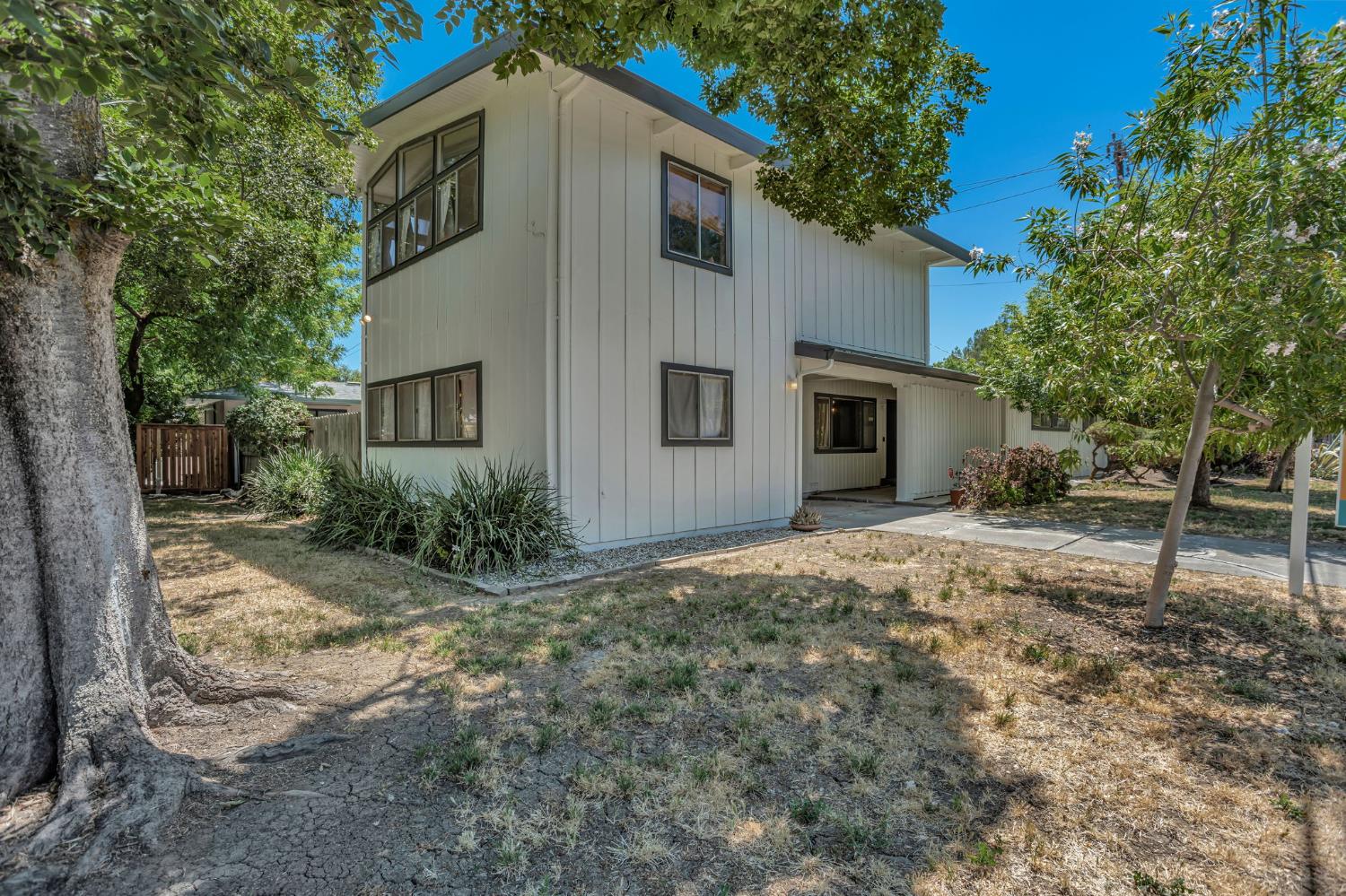 Detail Gallery Image 1 of 28 For 916 B St, Davis,  CA 95616 - 3 Beds | 3 Baths