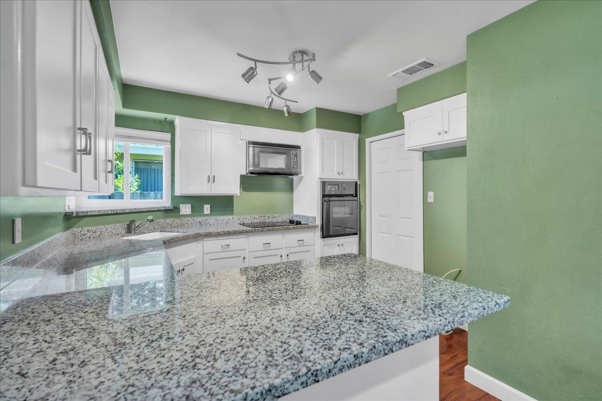 Detail Gallery Image 6 of 40 For 4732 Minaret Way, Carmichael,  CA 95608 - 2 Beds | 2 Baths