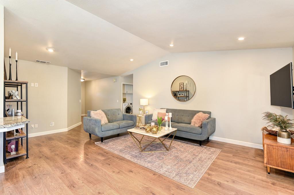 Detail Gallery Image 8 of 38 For 9763 Falcon Meadow, Elk Grove,  CA 95624 - 3 Beds | 2 Baths