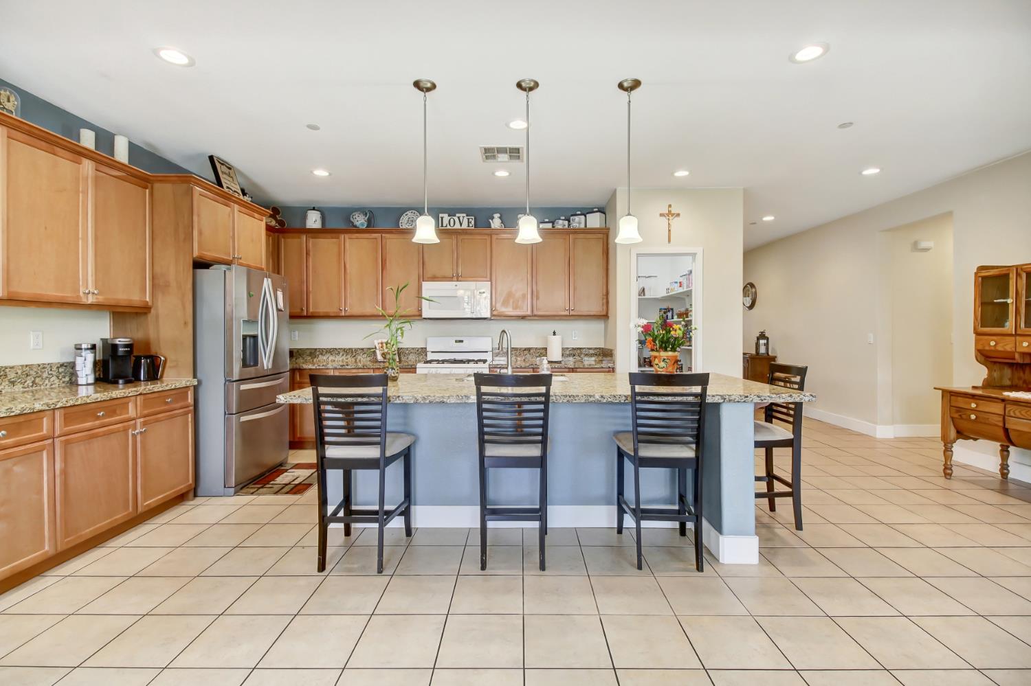 Detail Gallery Image 7 of 31 For 7744 Live Oak Way, Citrus Heights,  CA 95621 - 4 Beds | 3 Baths