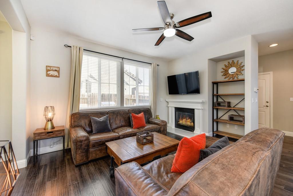 Detail Gallery Image 4 of 38 For 390 Caravaggio Way, Sacramento,  CA 95835 - 3 Beds | 2/1 Baths