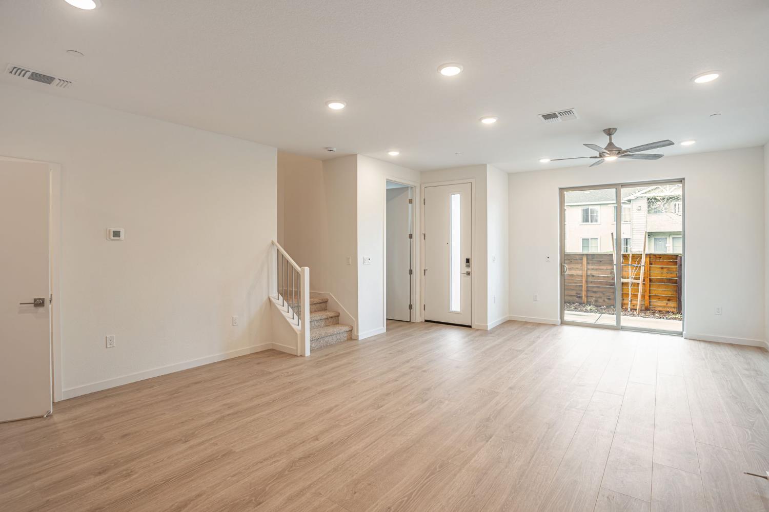 Detail Gallery Image 6 of 42 For 6093 Bridgecross Dr, Sacramento,  CA 95835 - 3 Beds | 2/1 Baths