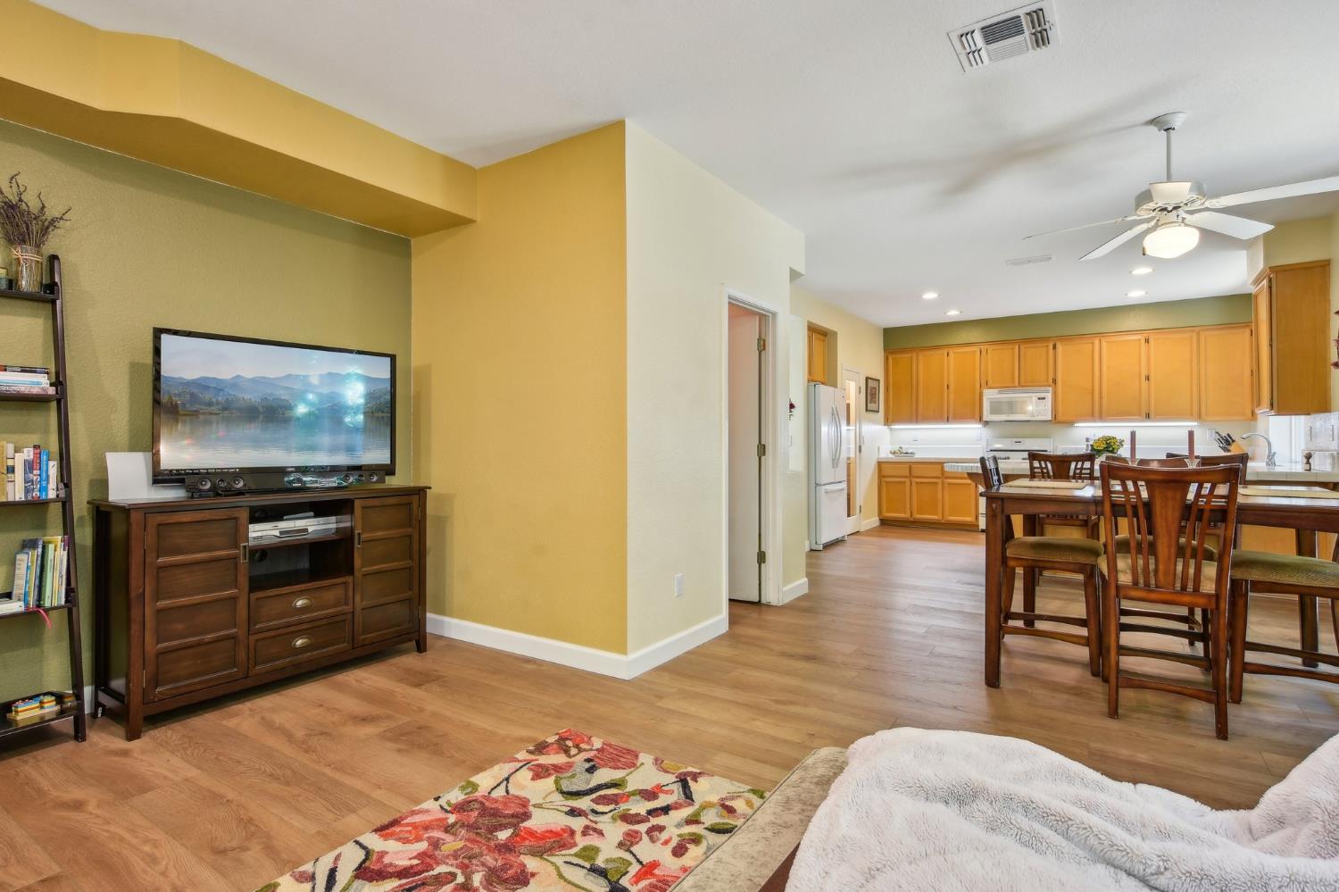 Detail Gallery Image 11 of 53 For 343 Coventry Cir, Folsom,  CA 95630 - 4 Beds | 2/1 Baths