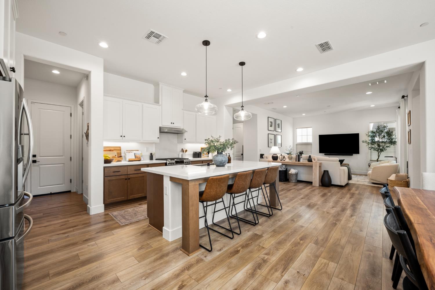 Detail Gallery Image 15 of 45 For 3180 Crocker Dr, Sacramento,  CA 95818 - 4 Beds | 3 Baths