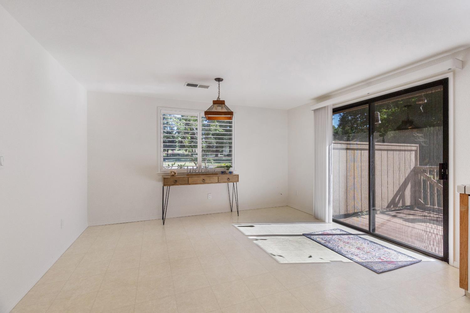 Detail Gallery Image 9 of 27 For 6401 El Porto Ln, Citrus Heights,  CA 95621 - 3 Beds | 2 Baths
