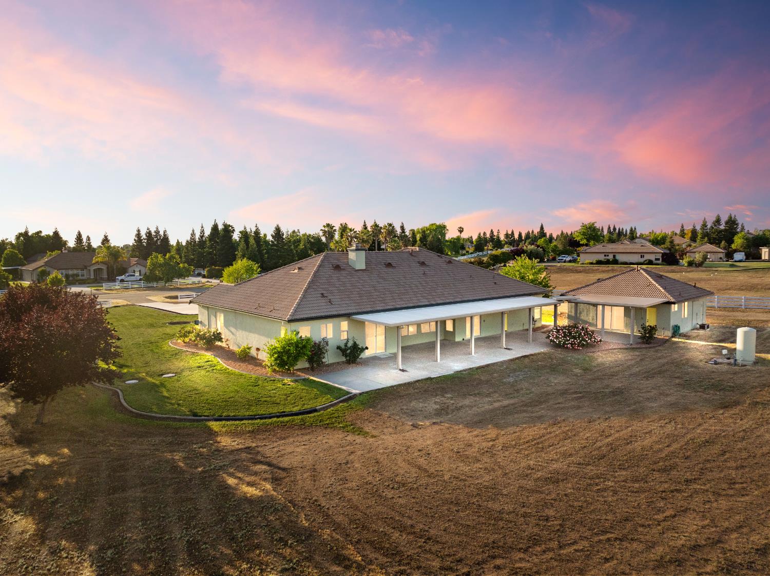 Detail Gallery Image 5 of 90 For 9461 Crossrail Dr, Wilton,  CA 95693 - 5 Beds | 3 Baths