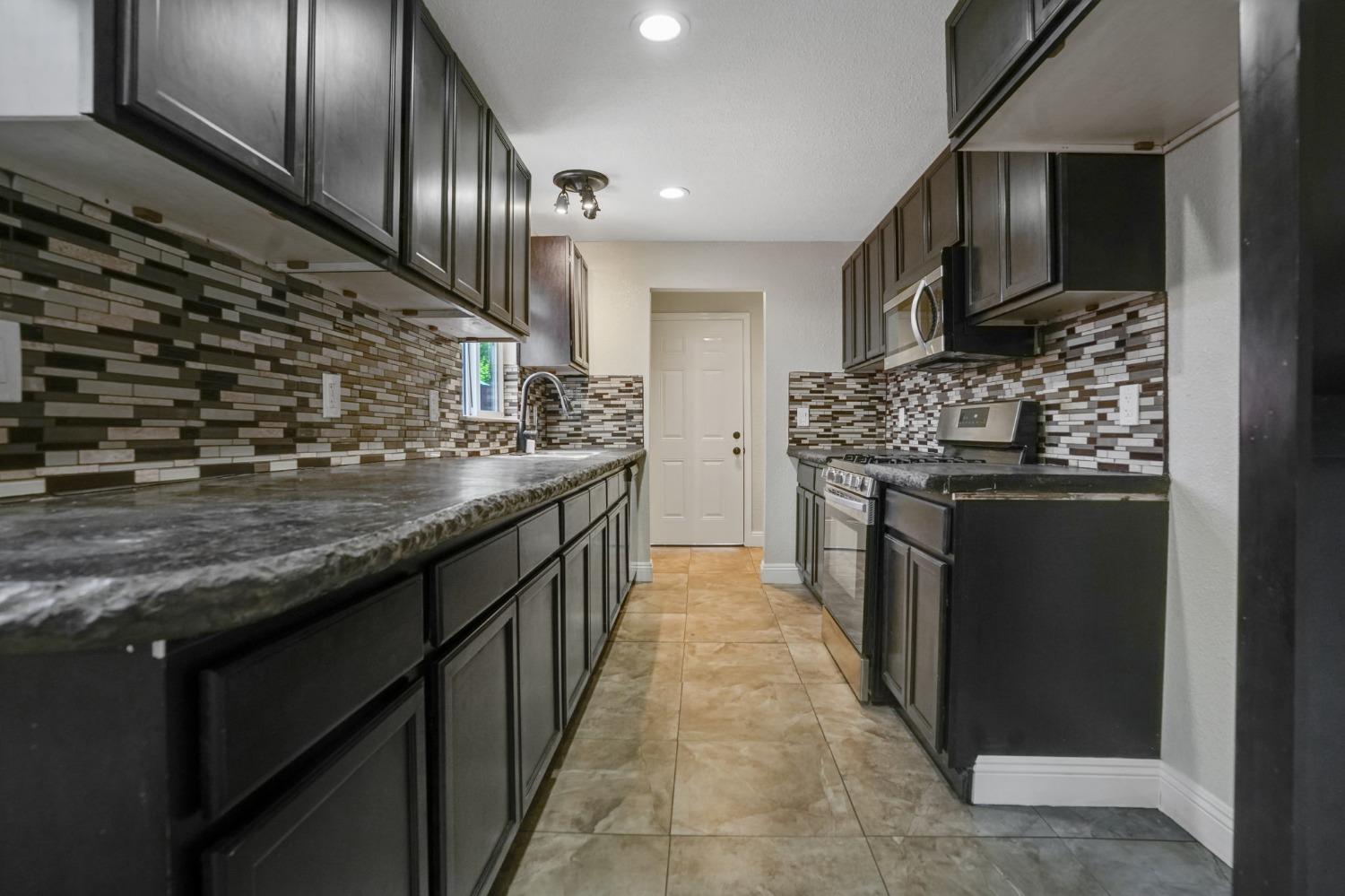 Detail Gallery Image 5 of 21 For 122 Catalpa Ln, Grass Valley,  CA 95945 - 3 Beds | 2 Baths