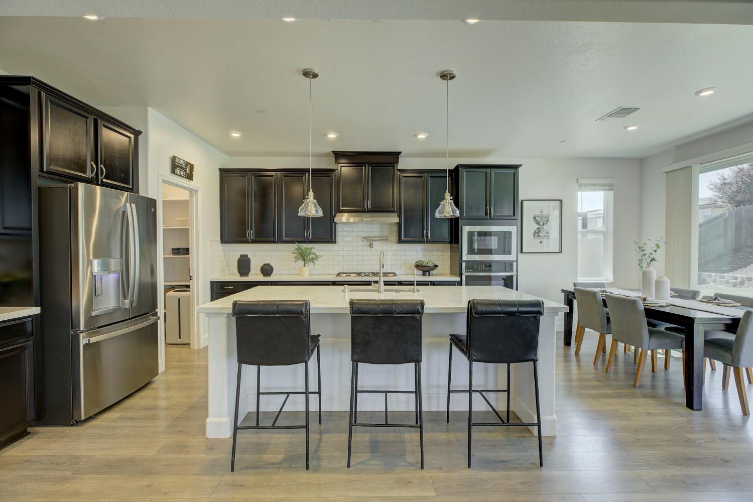 Detail Gallery Image 8 of 50 For 1216 Fence Post Way, Roseville,  CA 95747 - 4 Beds | 4 Baths