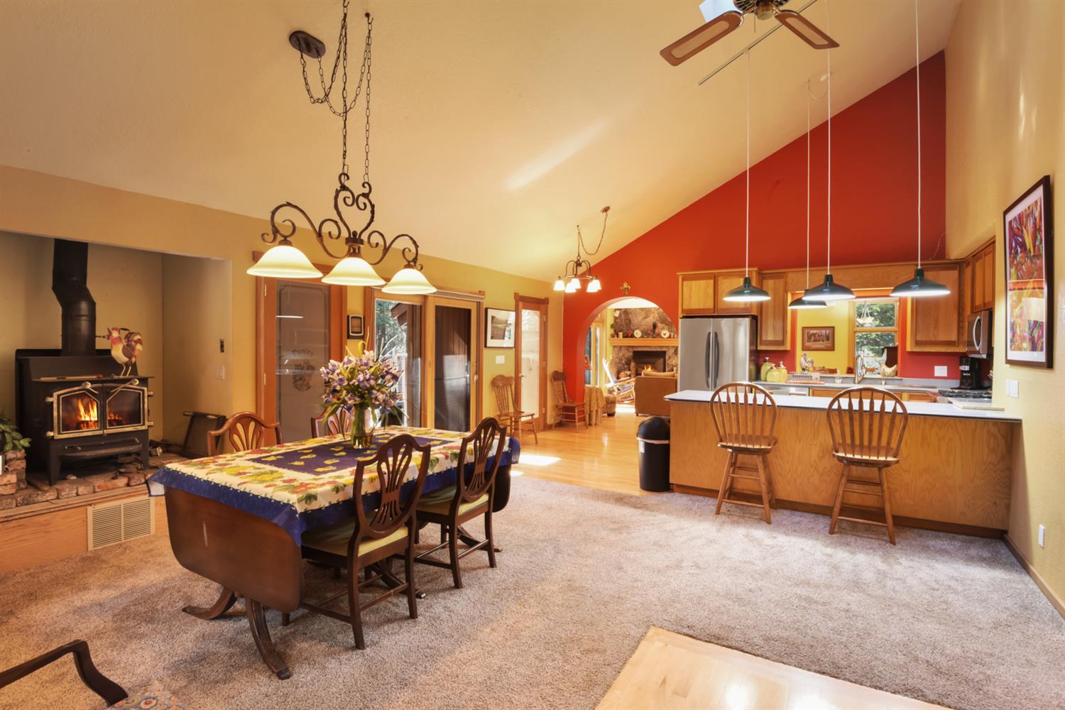 Detail Gallery Image 4 of 42 For 1724 Mohican Dr, South Lake Tahoe,  CA 96150 - 3 Beds | 2/1 Baths