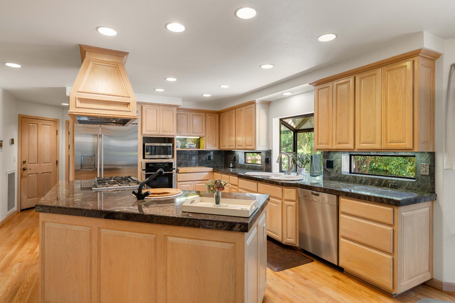 Detail Gallery Image 14 of 95 For 3004 Root Ave, Carmichael,  CA 95608 - 5 Beds | 4/2 Baths