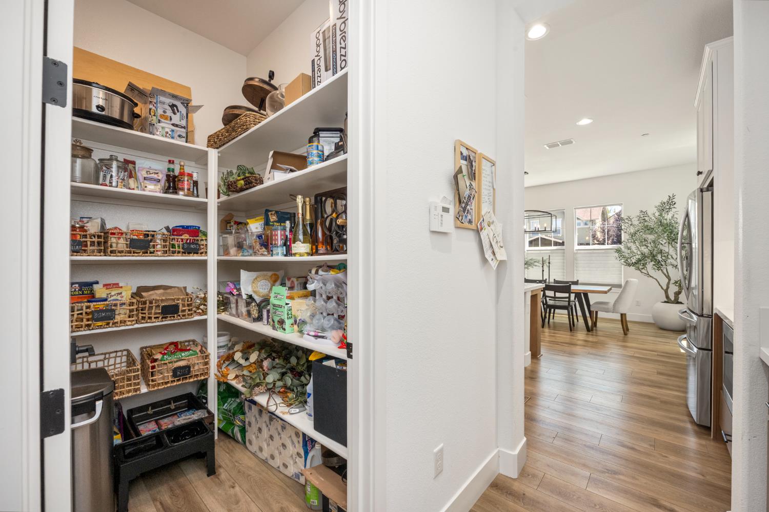 Detail Gallery Image 24 of 45 For 3180 Crocker Dr, Sacramento,  CA 95818 - 4 Beds | 3 Baths