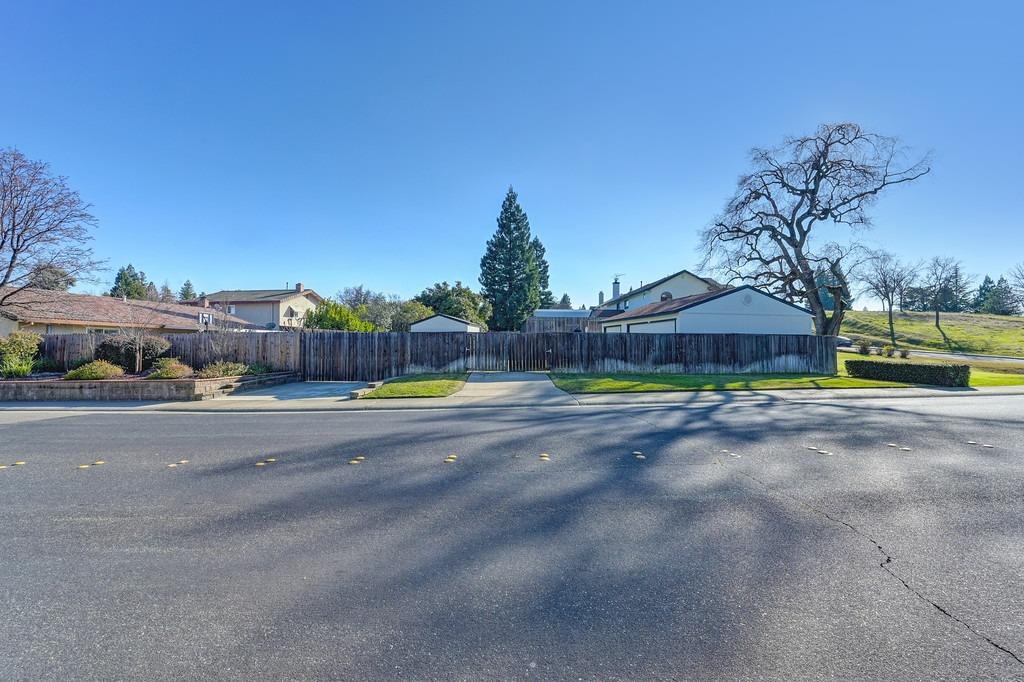 Detail Gallery Image 15 of 32 For 1357 Sun Tree Dr, Roseville,  CA 95661 - 5 Beds | 3 Baths