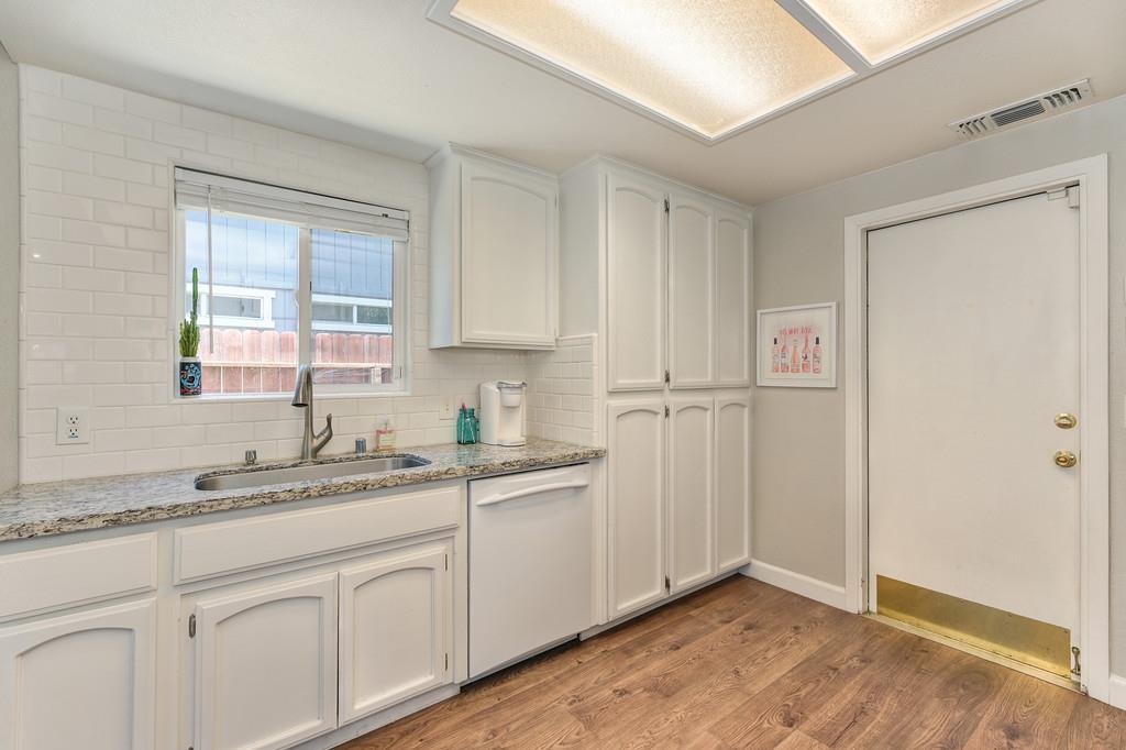 Detail Gallery Image 15 of 38 For 9763 Falcon Meadow, Elk Grove,  CA 95624 - 3 Beds | 2 Baths