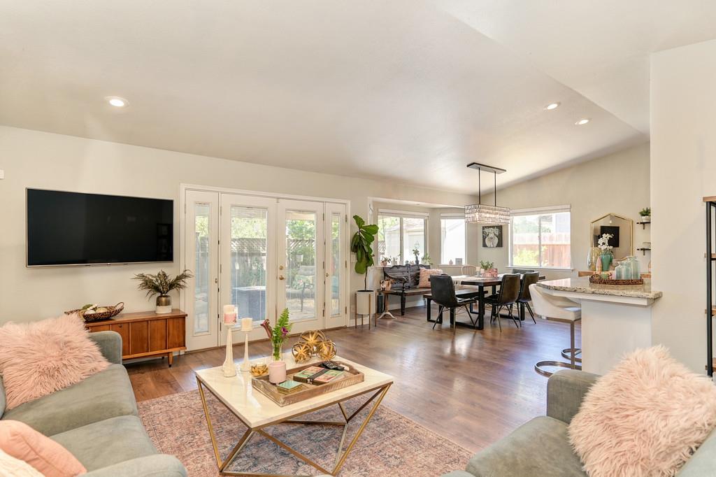 Detail Gallery Image 6 of 38 For 9763 Falcon Meadow, Elk Grove,  CA 95624 - 3 Beds | 2 Baths