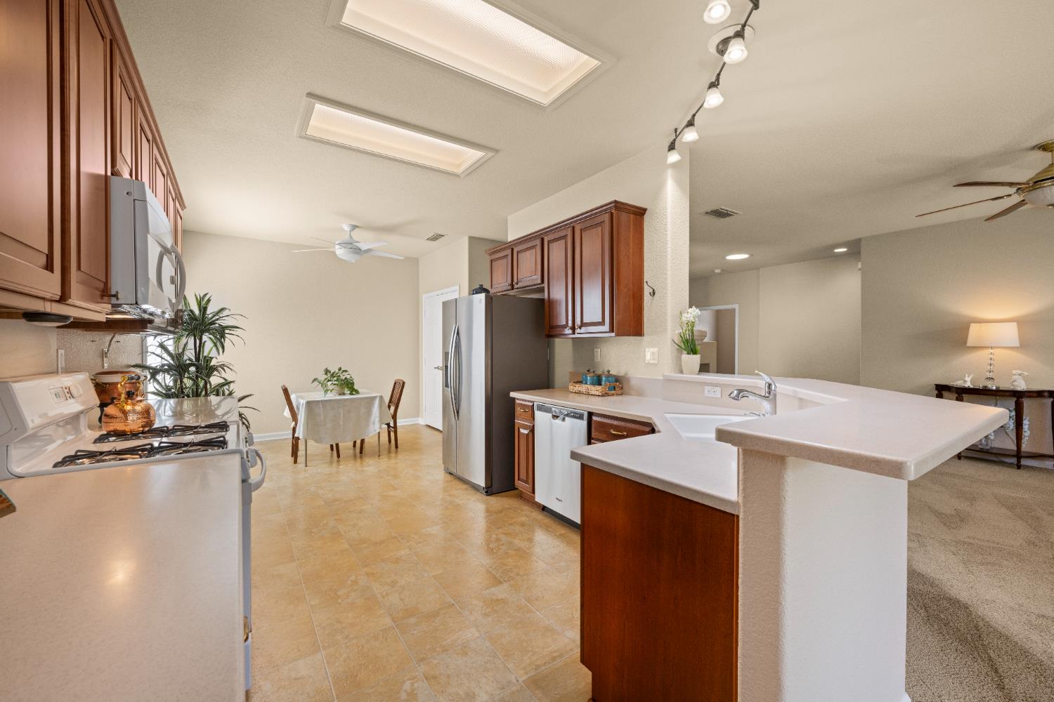 Detail Gallery Image 8 of 40 For 1018 Stone Pine Ln, Lincoln,  CA 95648 - 2 Beds | 2 Baths