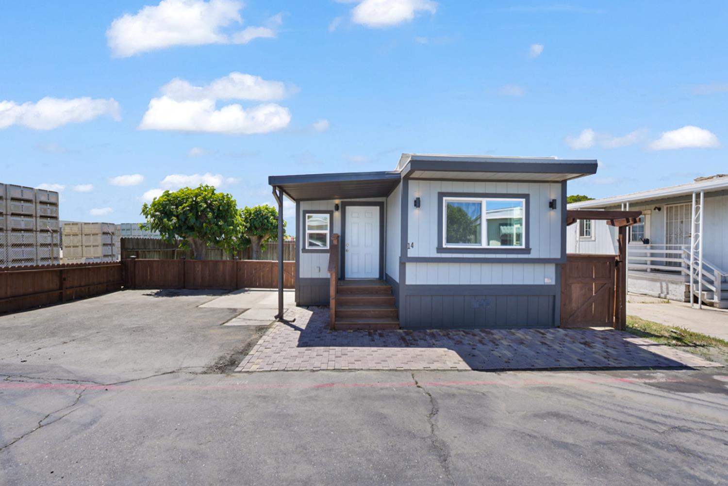 Detail Gallery Image 1 of 30 For 555 Moffat Blvd 14, Manteca,  CA 95336 - 3 Beds | 2 Baths