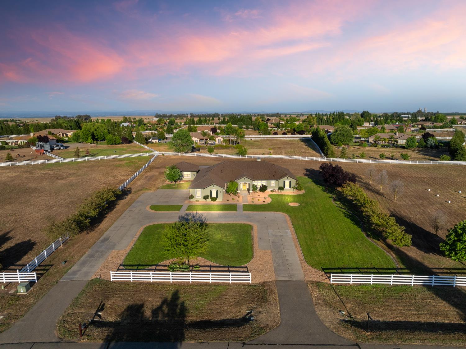 Detail Gallery Image 4 of 90 For 9461 Crossrail Dr, Wilton,  CA 95693 - 5 Beds | 3 Baths