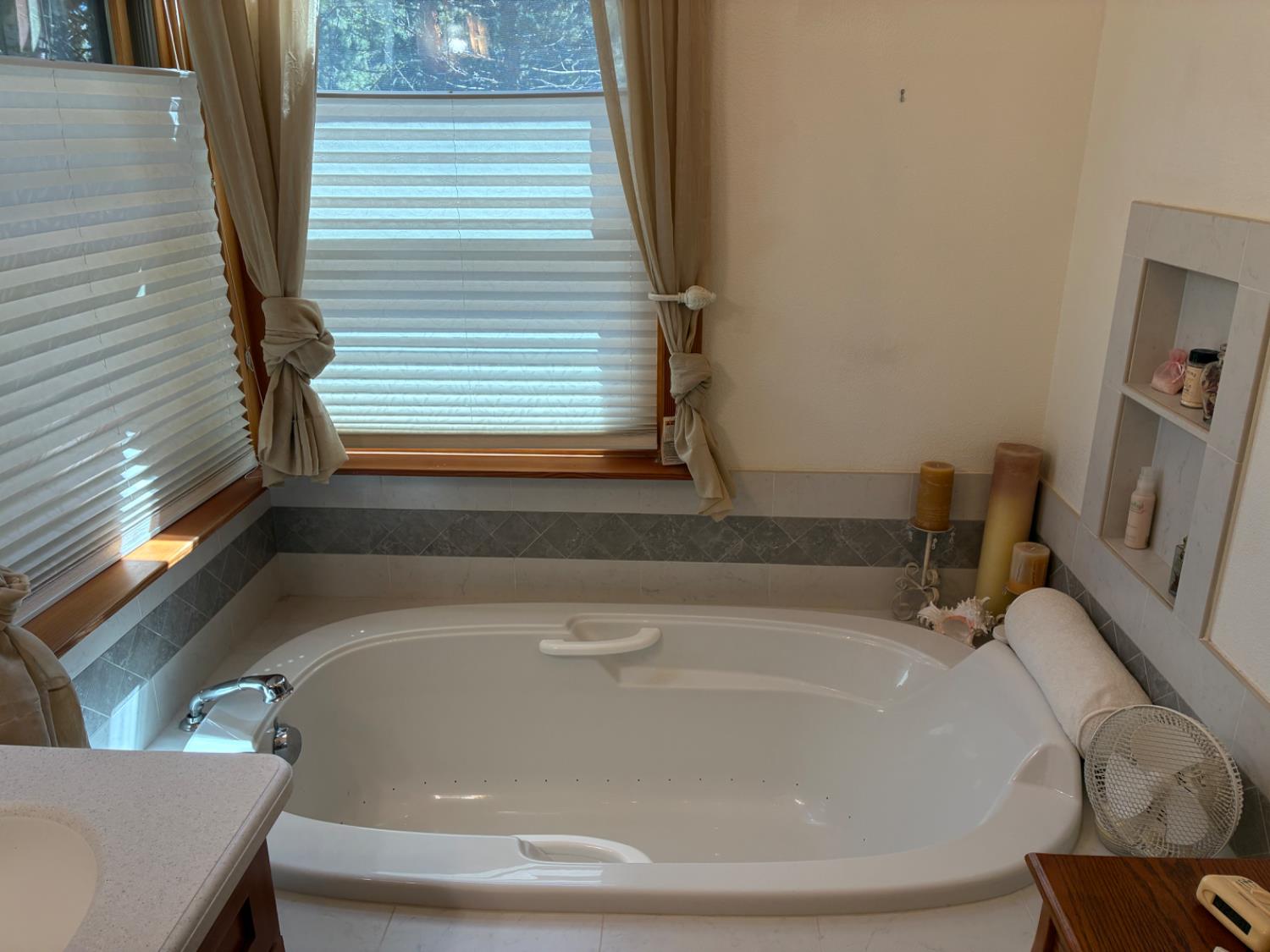 Detail Gallery Image 33 of 42 For 1724 Mohican Dr, South Lake Tahoe,  CA 96150 - 3 Beds | 2/1 Baths