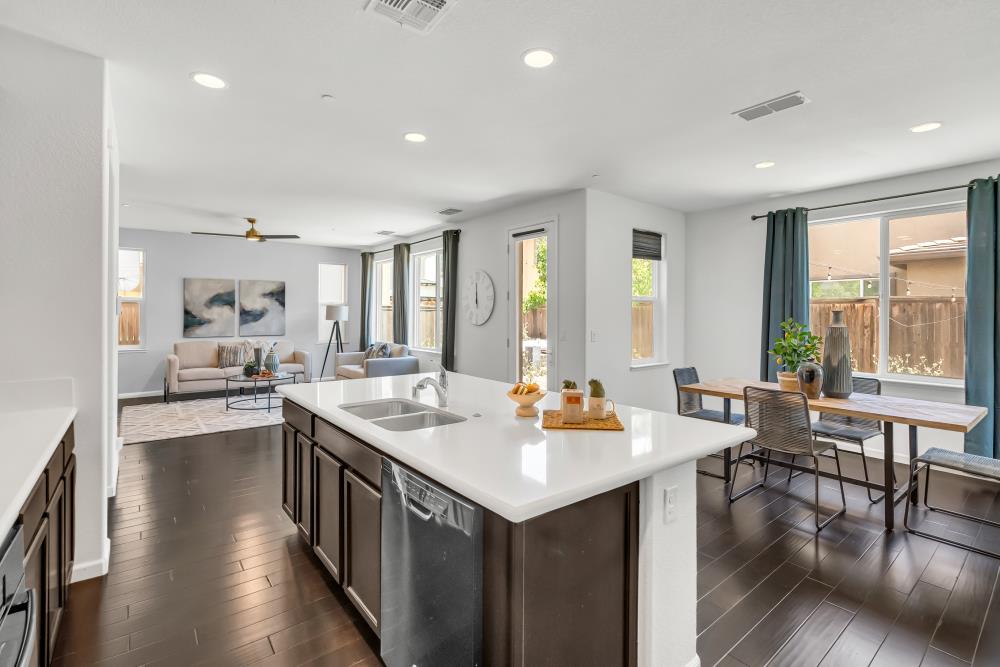 Detail Gallery Image 14 of 56 For 8373 Bronx Way, Sacramento,  CA 95829 - 3 Beds | 2/1 Baths