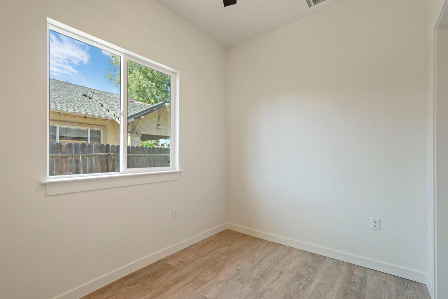Detail Gallery Image 12 of 33 For 1237 S Commerce St, Stockton,  CA 95206 - 3 Beds | 2 Baths