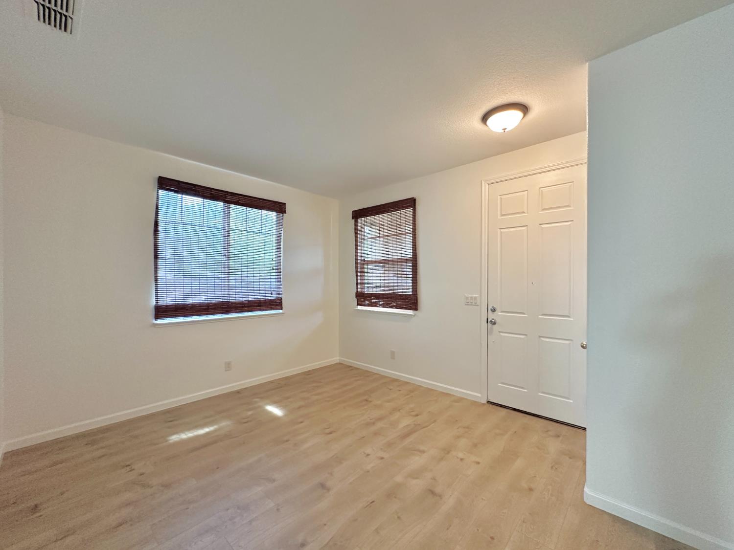 Detail Gallery Image 5 of 24 For 5666 La Casa Way, Sacramento,  CA 95835 - 3 Beds | 2 Baths