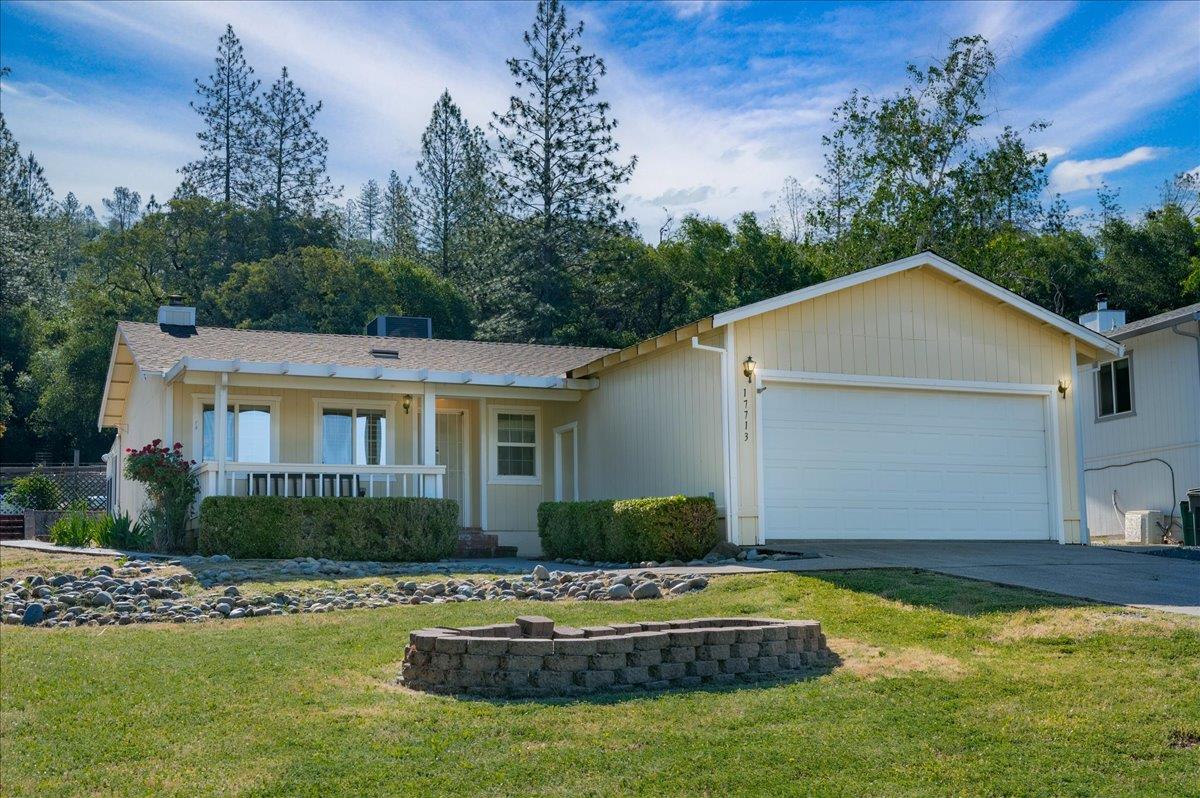 Detail Gallery Image 1 of 37 For 17713 Lake Forest Dr, Penn Valley,  CA 95946 - 3 Beds | 2 Baths