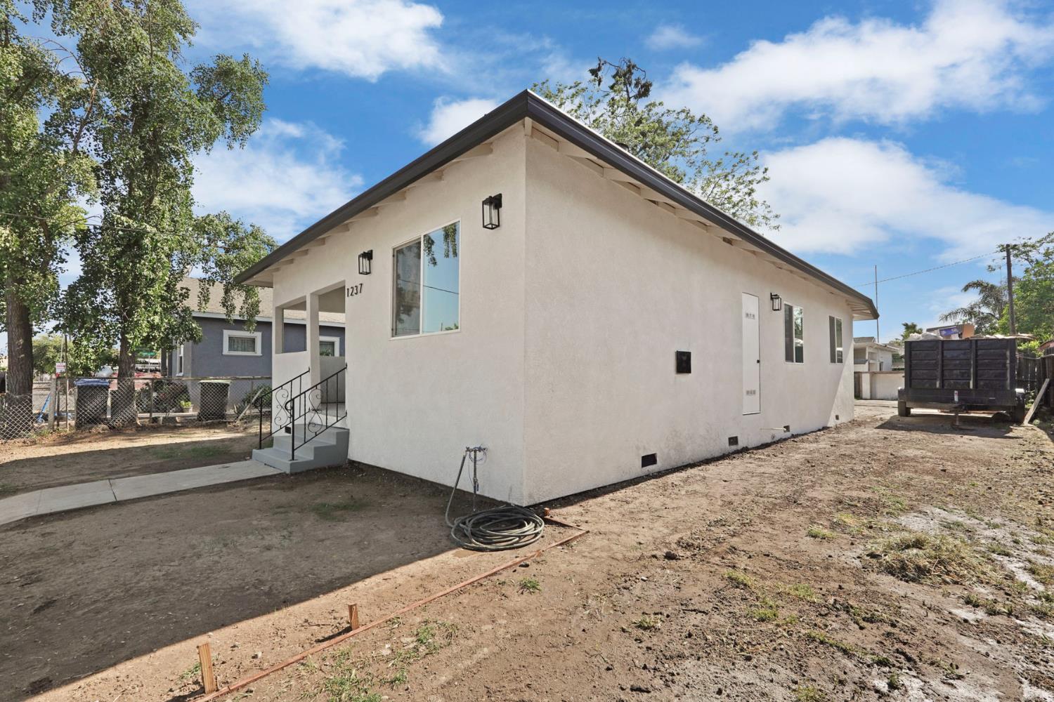 Detail Gallery Image 5 of 33 For 1237 S Commerce St, Stockton,  CA 95206 - 3 Beds | 2 Baths