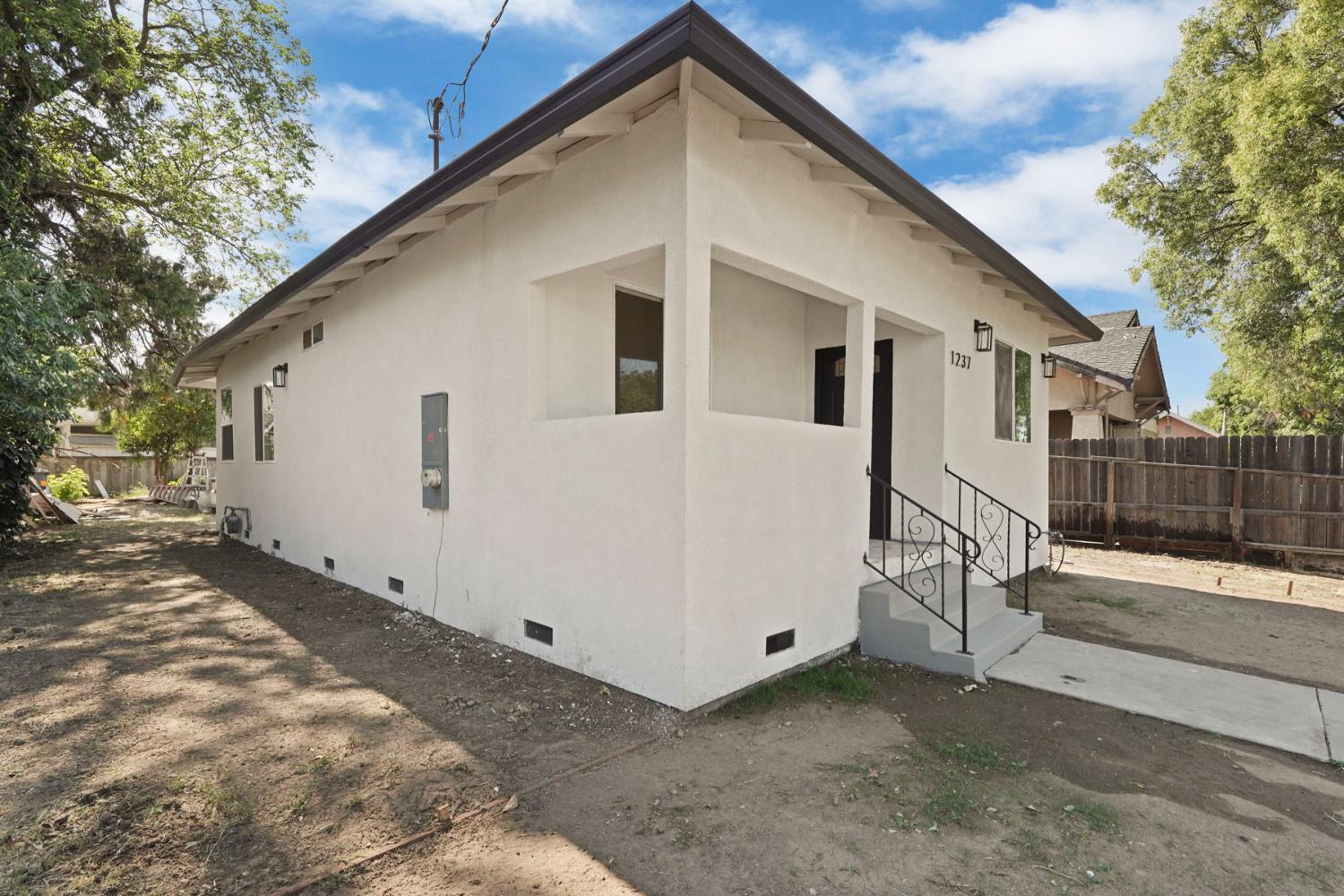 Detail Gallery Image 4 of 33 For 1237 S Commerce St, Stockton,  CA 95206 - 3 Beds | 2 Baths