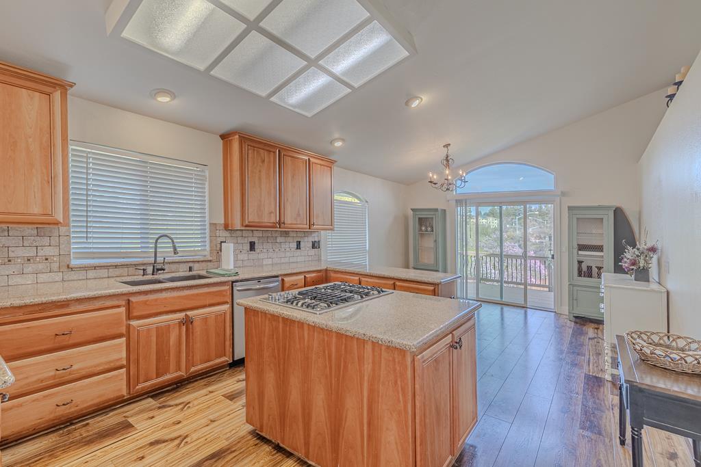 Detail Gallery Image 9 of 40 For 898 Supreme Ct, Auburn,  CA 95603 - 4 Beds | 3 Baths