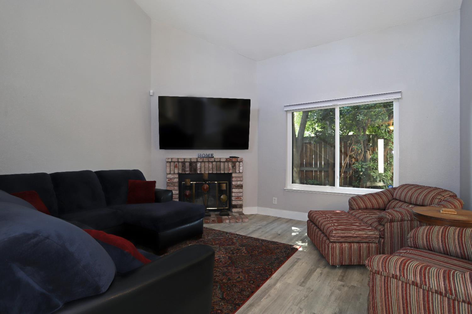 Detail Gallery Image 3 of 25 For 1928 University Park Dr, Sacramento,  CA 95825 - 3 Beds | 2/1 Baths