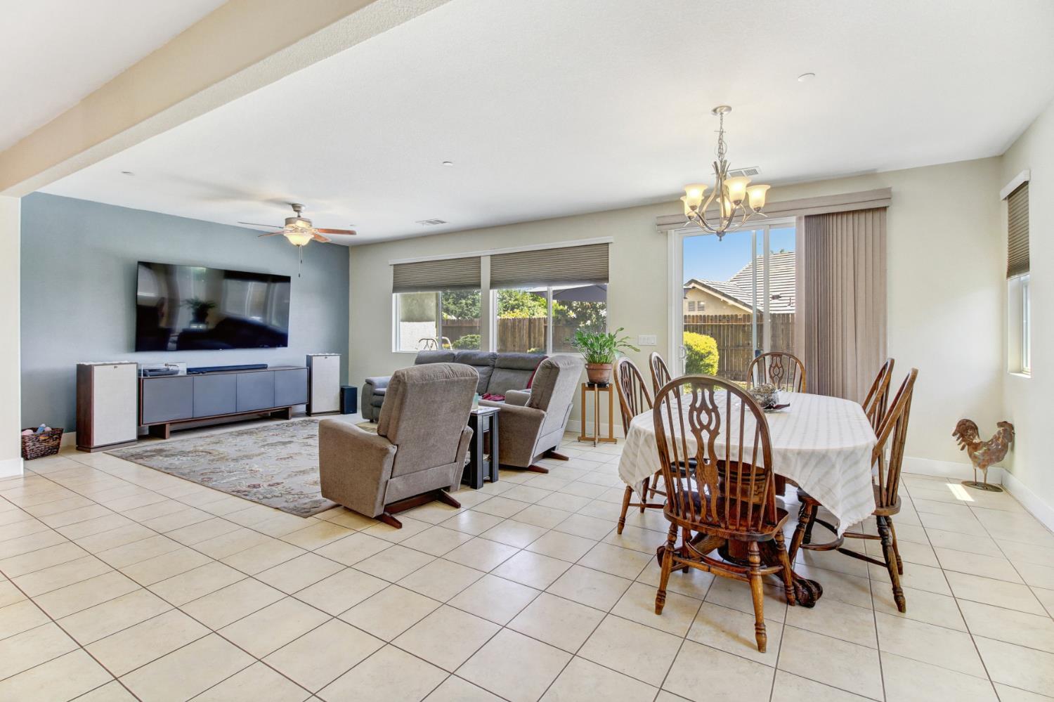 Detail Gallery Image 3 of 31 For 7744 Live Oak Way, Citrus Heights,  CA 95621 - 4 Beds | 3 Baths