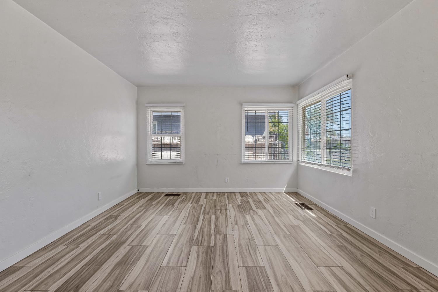 Detail Gallery Image 4 of 40 For 1705 Lois Way, Ceres,  CA 95307 - 3 Beds | 2 Baths