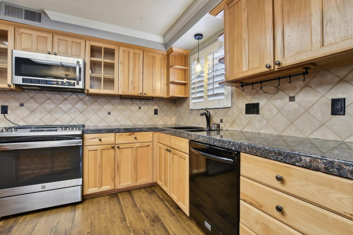 Detail Gallery Image 8 of 31 For 2408 El Lujo Way, Rancho Cordova,  CA 95670 - 3 Beds | 2 Baths