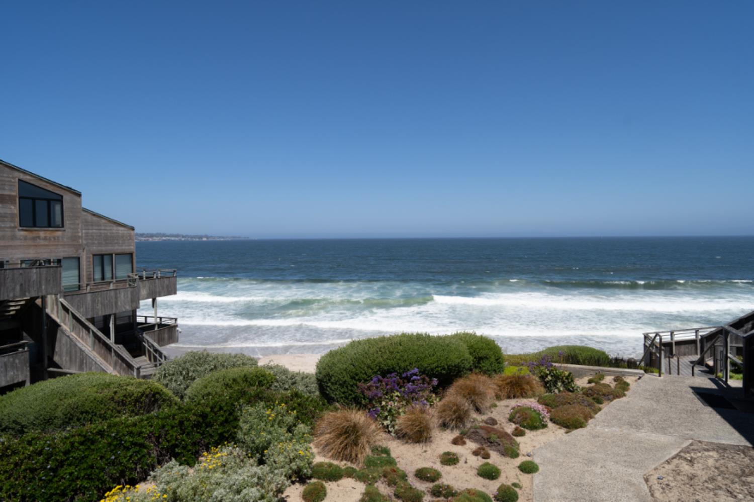 Detail Gallery Image 3 of 16 For 1 Surf Way #108,  Monterey,  CA 93940 - 1 Beds | 1 Baths