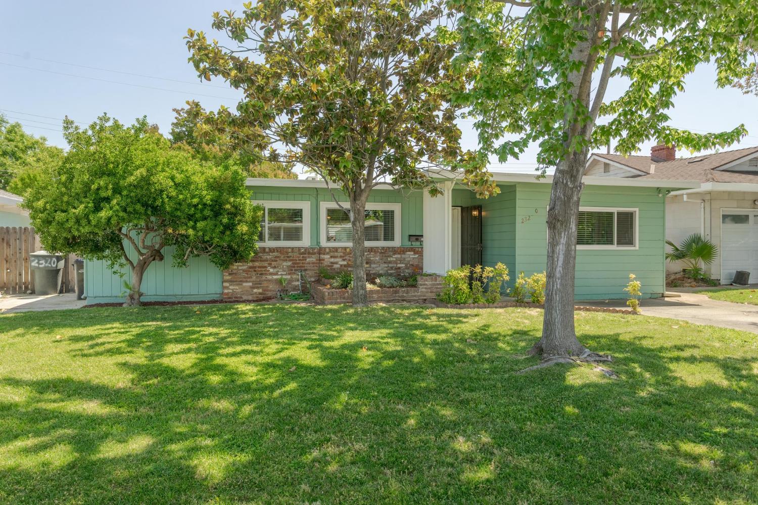 Detail Gallery Image 1 of 26 For 2320 Barcelona Way, Sacramento,  CA 95825 - 3 Beds | 3 Baths