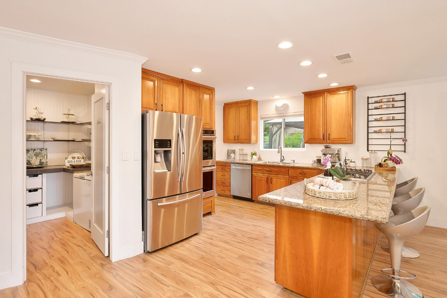 Detail Gallery Image 6 of 21 For 8174 Joe Rodgers Rd, Granite Bay,  CA 95746 - 3 Beds | 2/1 Baths
