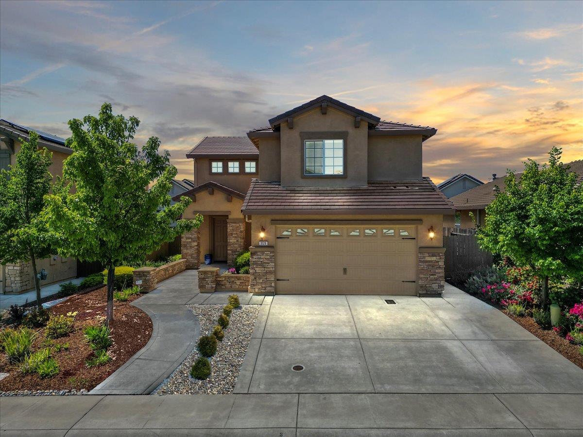 Detail Gallery Image 1 of 37 For 3129 Lennon Dr, Roseville,  CA 95661 - 5 Beds | 3 Baths