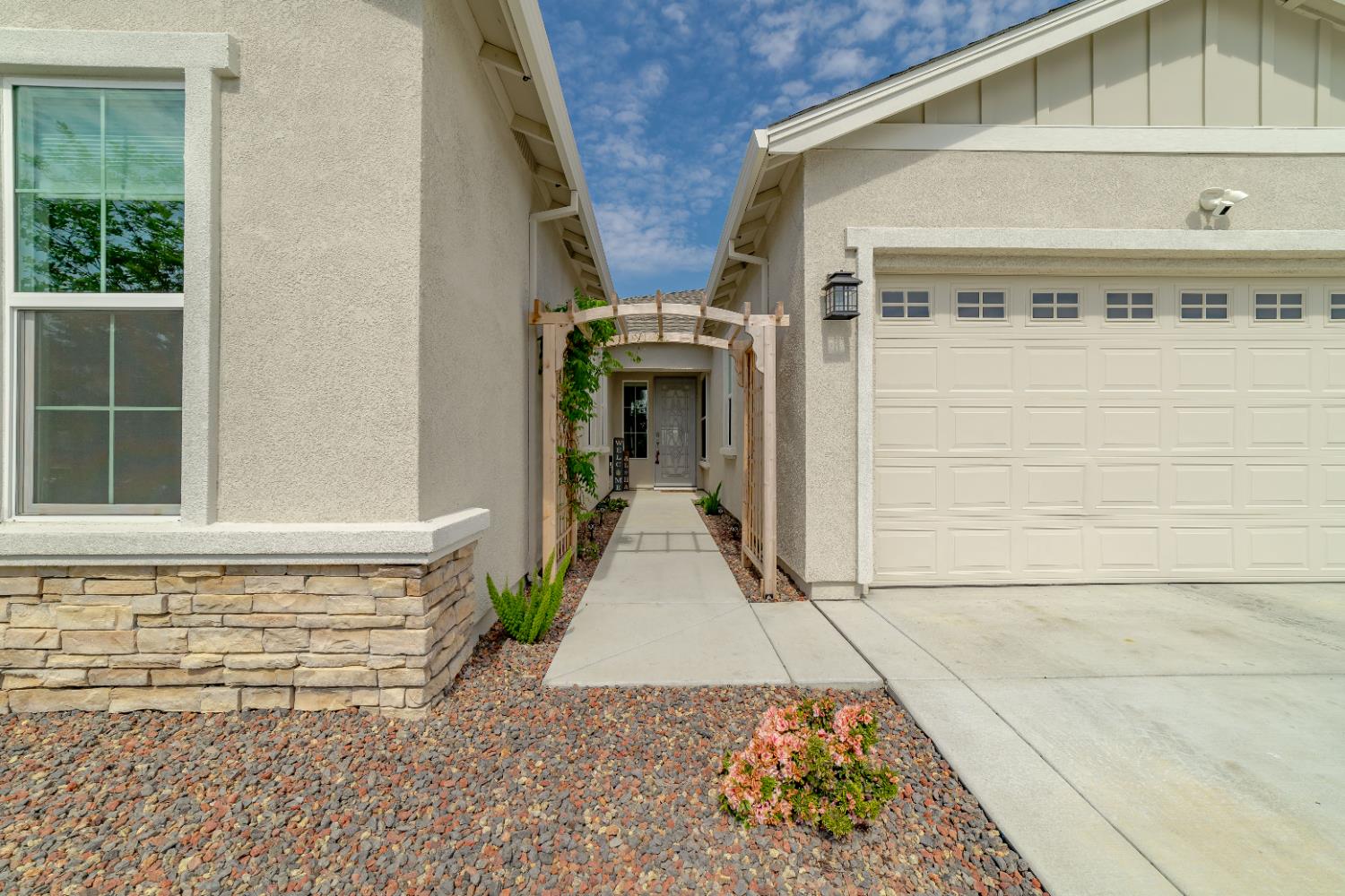 Detail Gallery Image 3 of 54 For 2001 Salina Way, Roseville,  CA 95747 - 4 Beds | 3 Baths